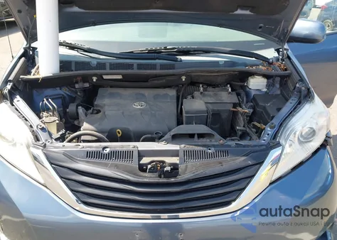 2014 Toyota Sienna Le V6 8 Passenger z USA, uszkodzony, nr VIN 5TDKK3DC7ES479935